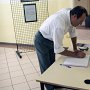 Il Sindaco Massimo Chiesa firma il registro della mostra